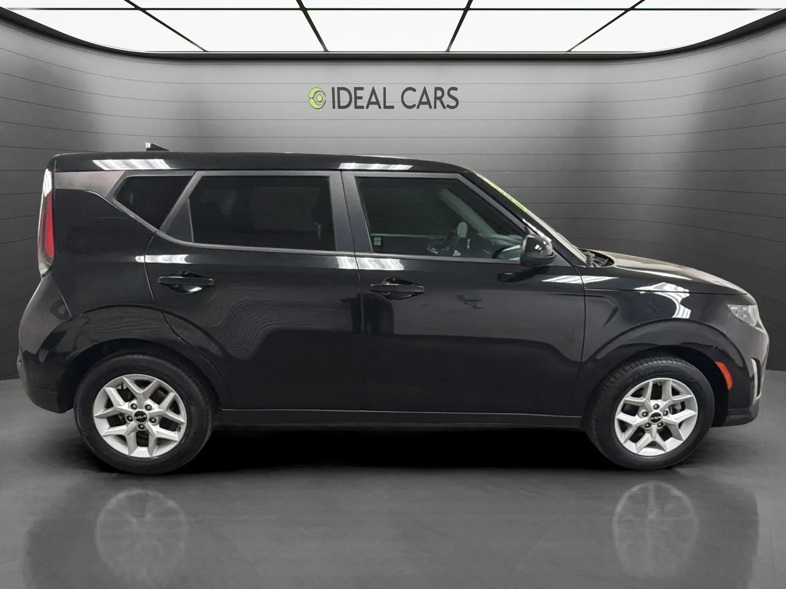 Used 2023 Kia Soul LX w/ LX Technology Package FWD image 4