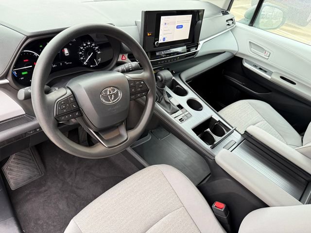 Used 2025 Toyota Sienna LE AWD/4WD image 10
