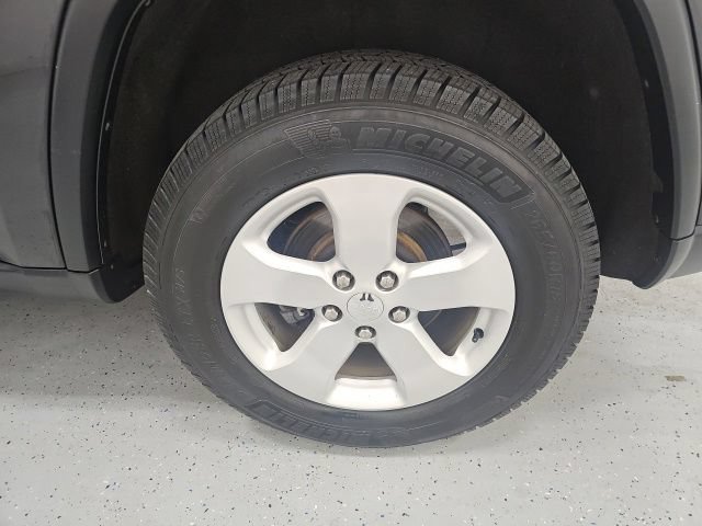 Used 2011 Jeep Grand Cherokee Laredo AWD/4WD image 11