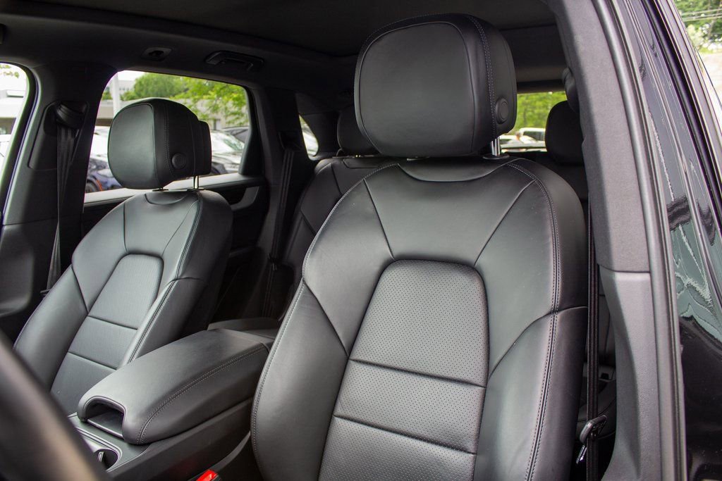 Used 2024 Porsche Cayenne S w/ Premium Package image 12