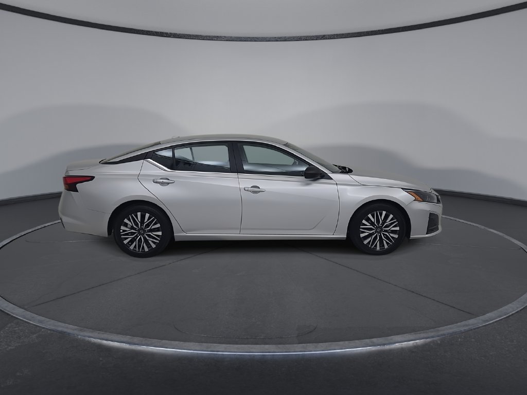 Used 2025 Nissan Altima 2.5 SV FWD image 19