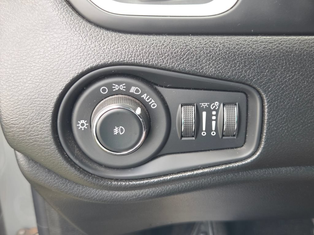 Used 2019 Jeep Renegade Latitude FWD image 29