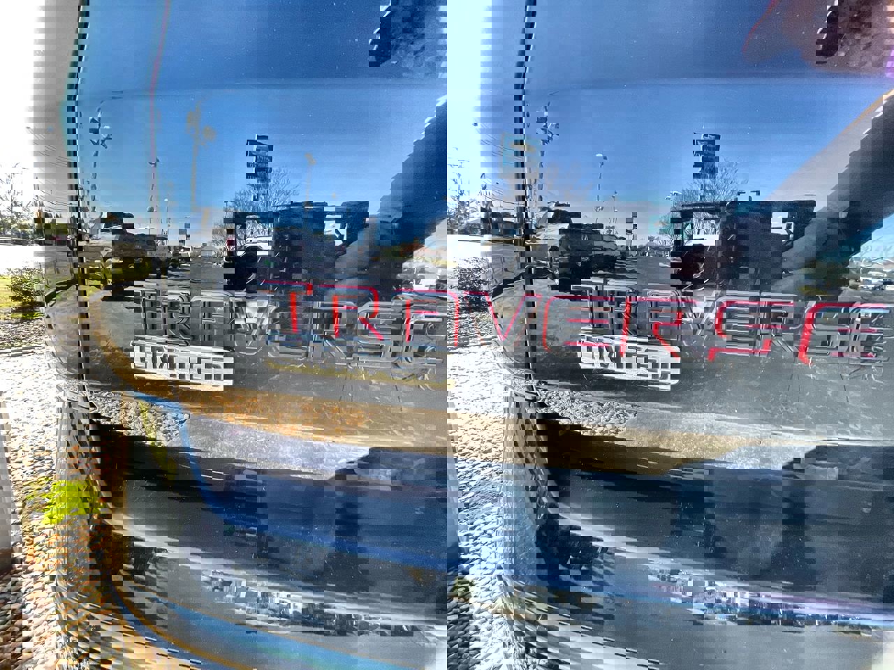 Used 2024 Chevrolet Traverse Premier w/ Redline Edition image 32