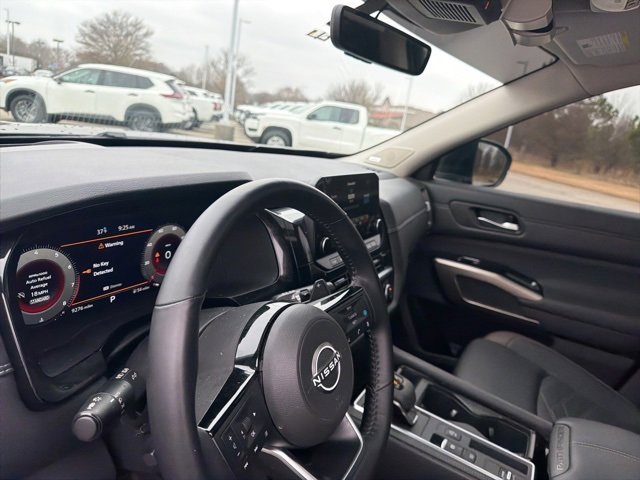 Used 2025 Nissan Pathfinder Platinum image 21