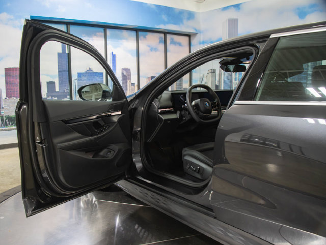 Used 2024 BMW i5 eDrive40i w/ Premium Package RWD image 11