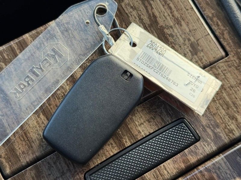 Used 2026 Toyota Sienna Limited image 31