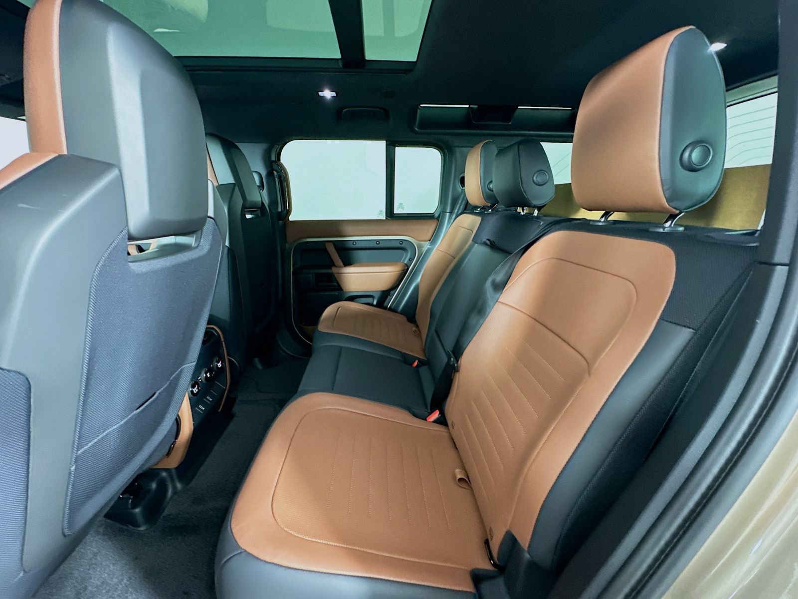 New 2026 Land Rover Defender 110 OCTA AWD/4WD image 38