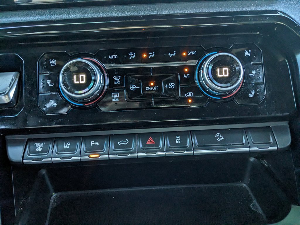 Used 2024 GMC Sierra 2500 AT4 image 34