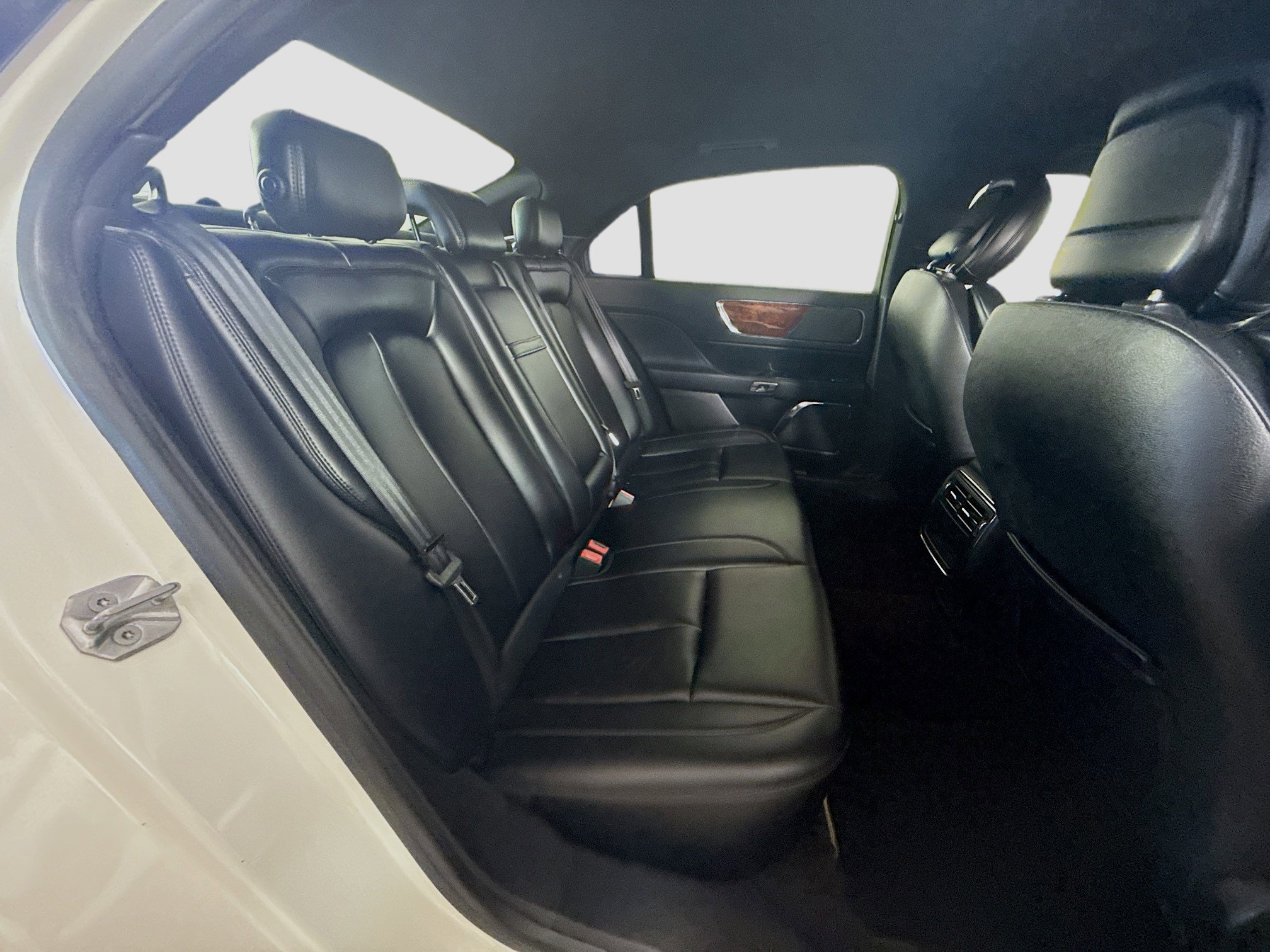 Used 2020 Lincoln Continental image 27