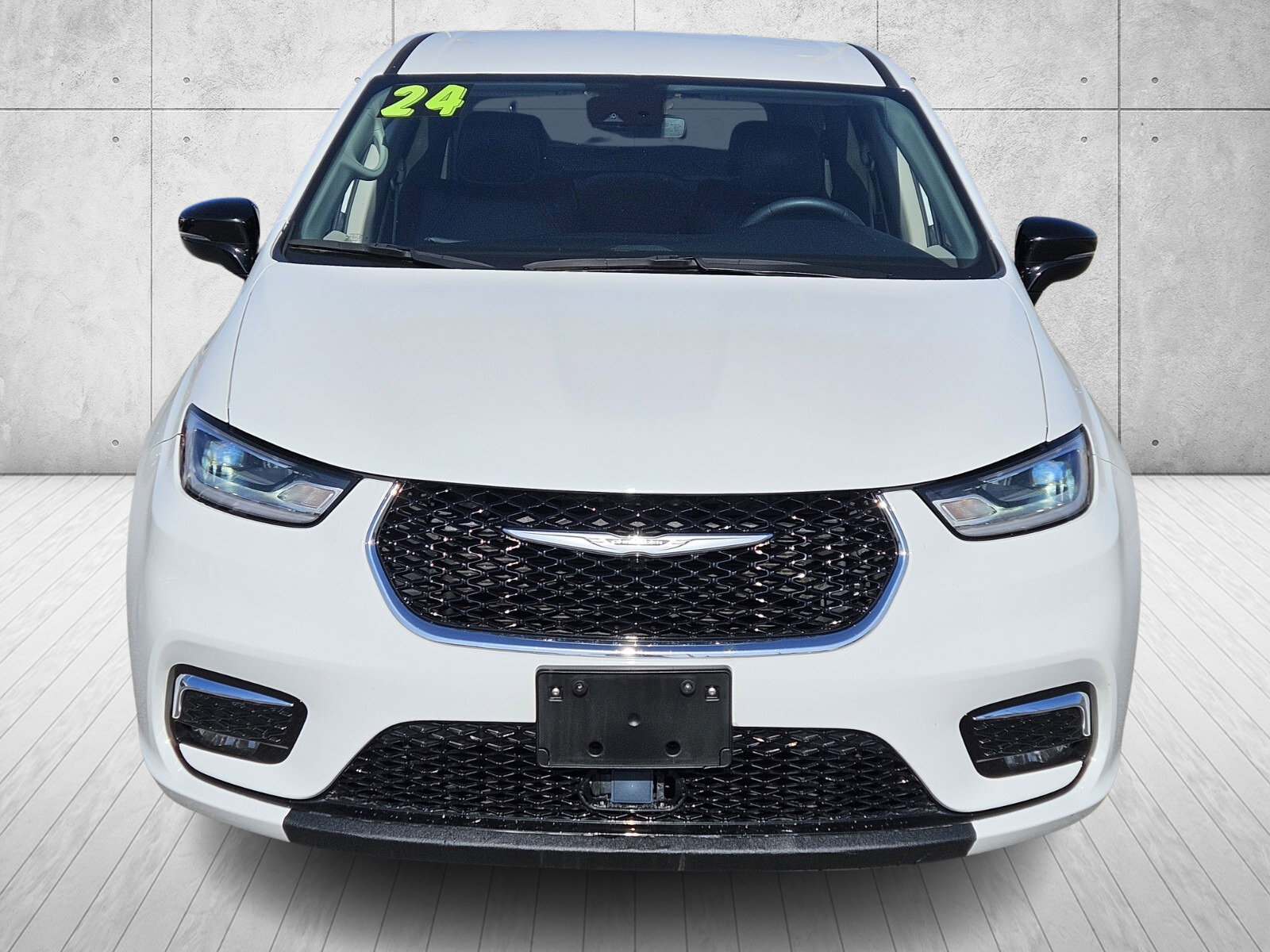 Used 2024 Chrysler Pacifica Touring-L FWD image 2