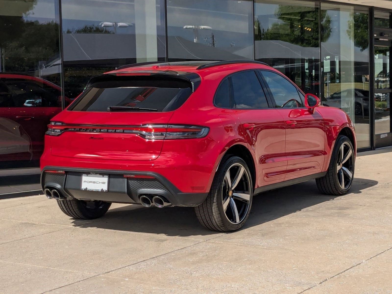 Certified 2025 Porsche Macan image 9