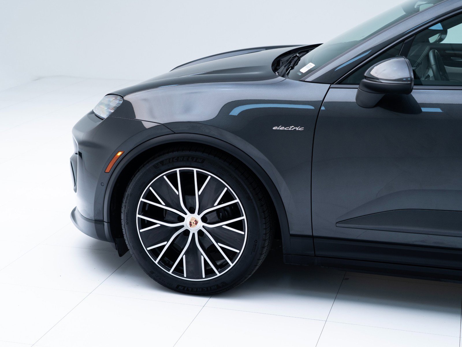 Certified 2025 Porsche Macan Electric image 11