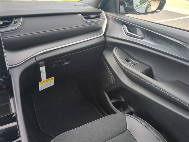 New 2025 Jeep Grand Cherokee Altitude image 16