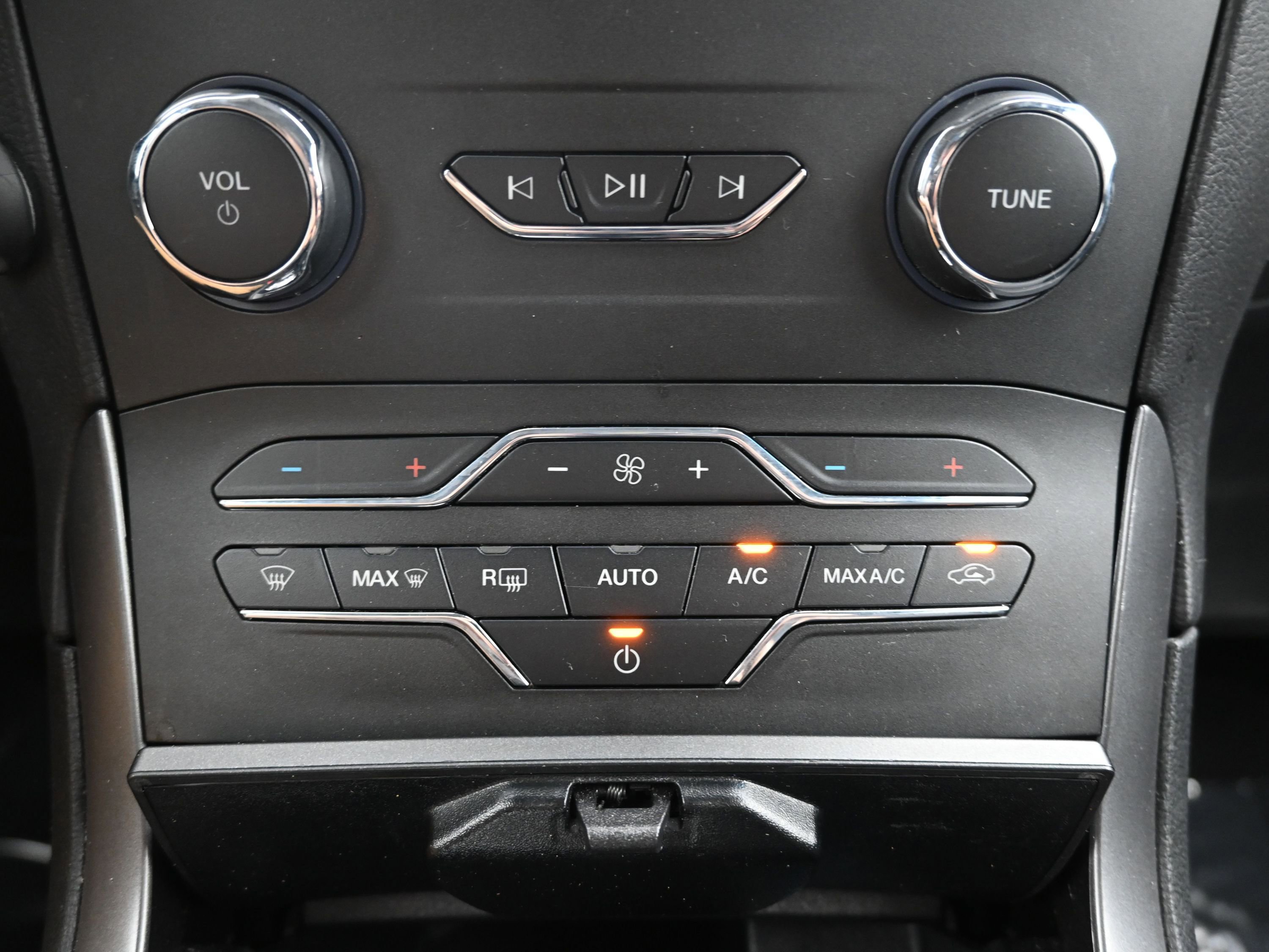 Used 2020 Ford Edge SE AWD/4WD image 17