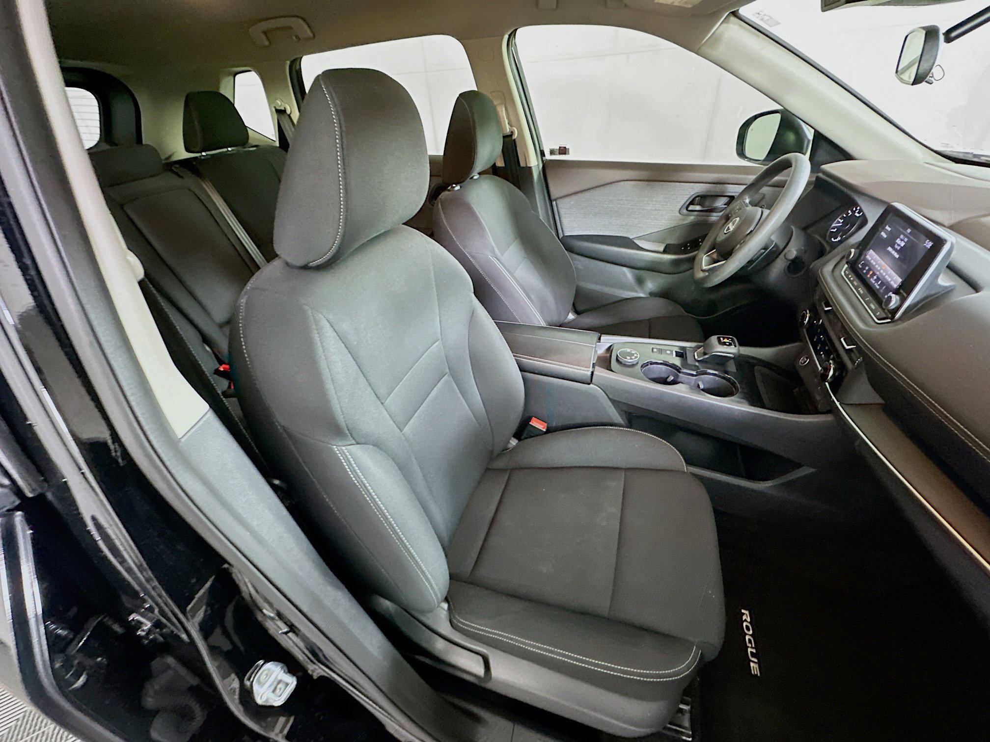 Used 2023 Nissan Rogue S image 30