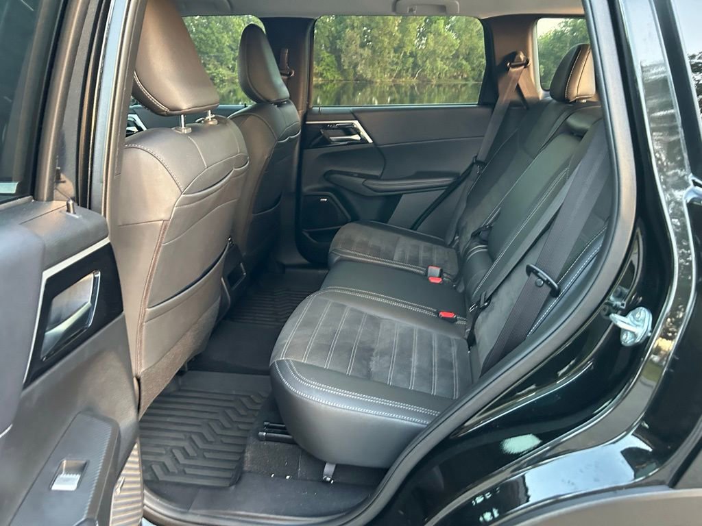 Used 2025 Mitsubishi Outlander SE image 13