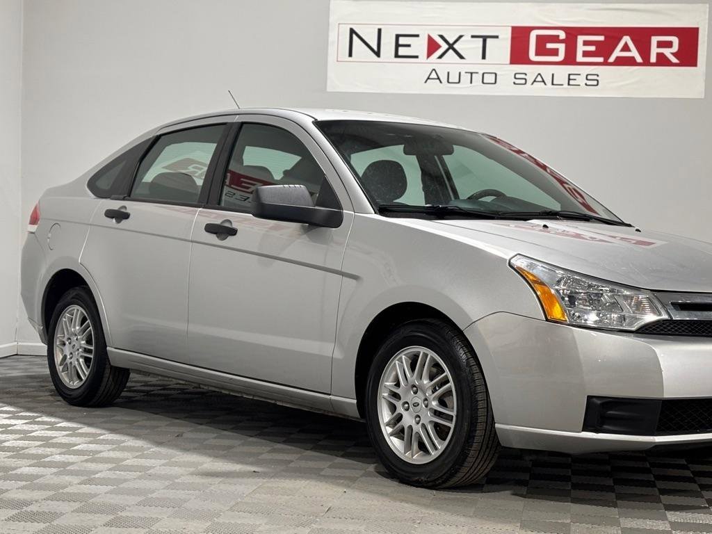 Used 2010 Ford Focus SE image 2