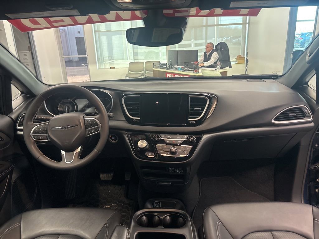 Used 2025 Chrysler Pacifica Select image 12
