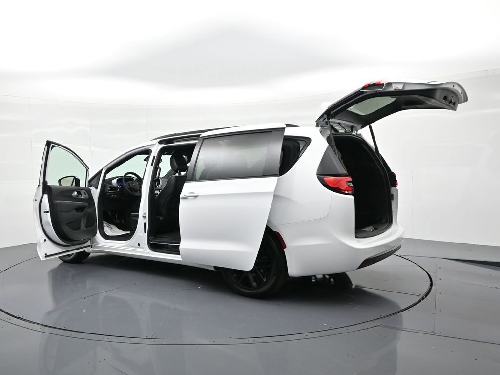 Used 2025 Chrysler Pacifica Limited image 36