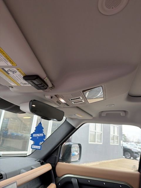 Used 2025 Land Rover Defender 110 X-Dynamic SE image 19