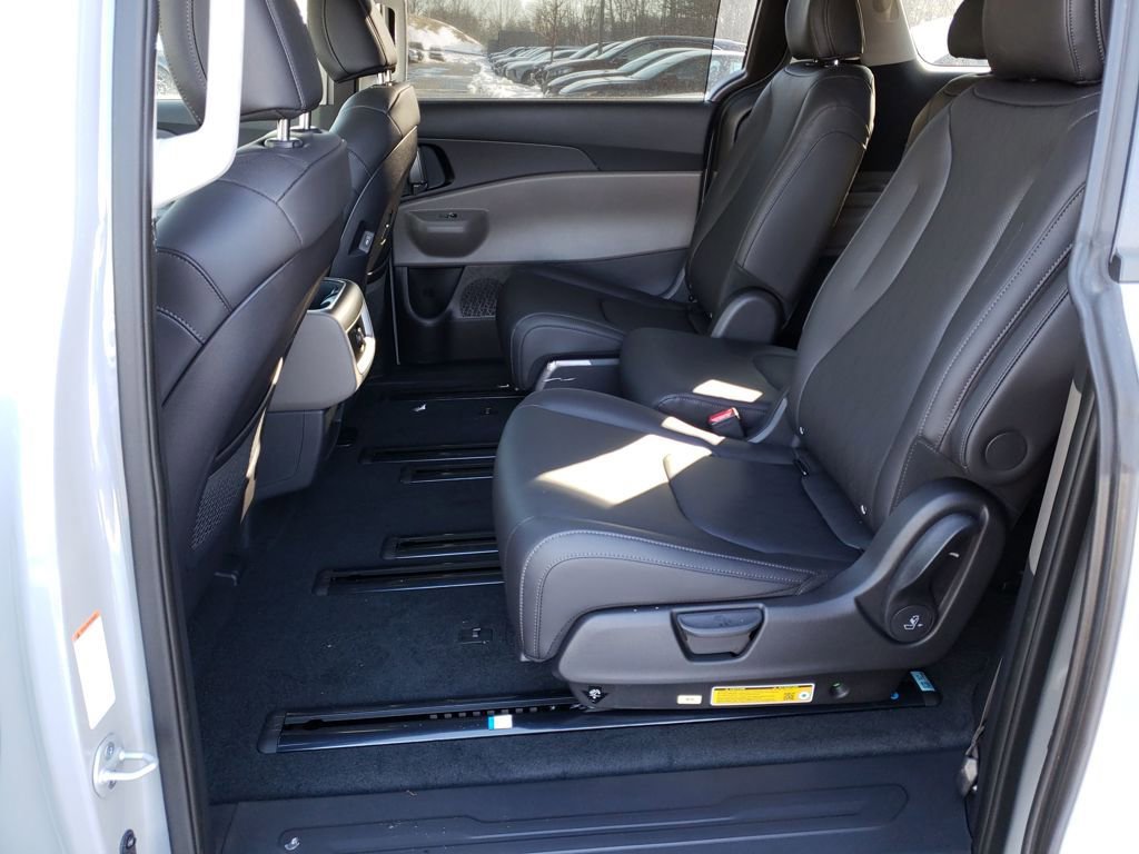 New 2026 Kia Carnival EX FWD image 24