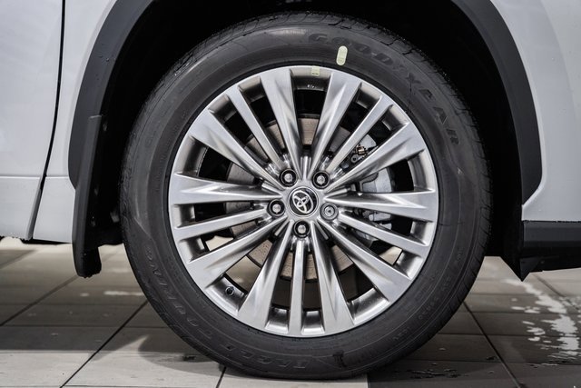 New 2026 Toyota Highlander Platinum image 17