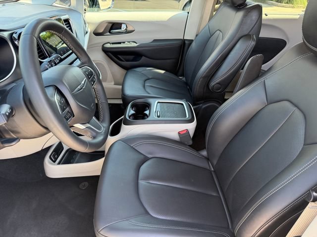 Used 2024 Chrysler Pacifica Touring-L FWD image 11