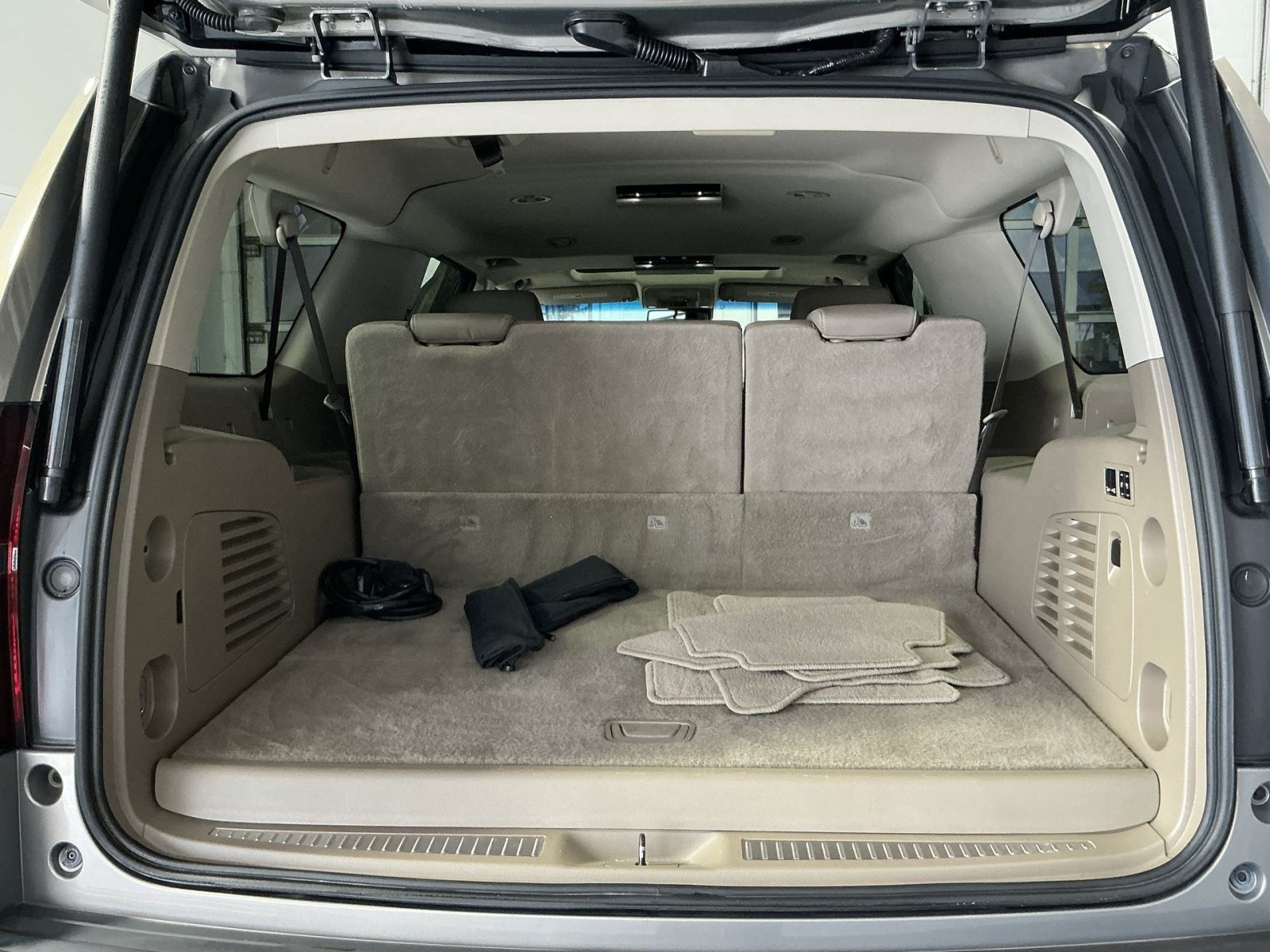 Used 2017 Chevrolet Suburban Premier AWD/4WD image 26