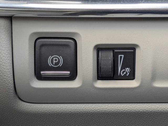 Used 2023 Cadillac XT4 Luxury w/ Cold Weather Package FWD image 35