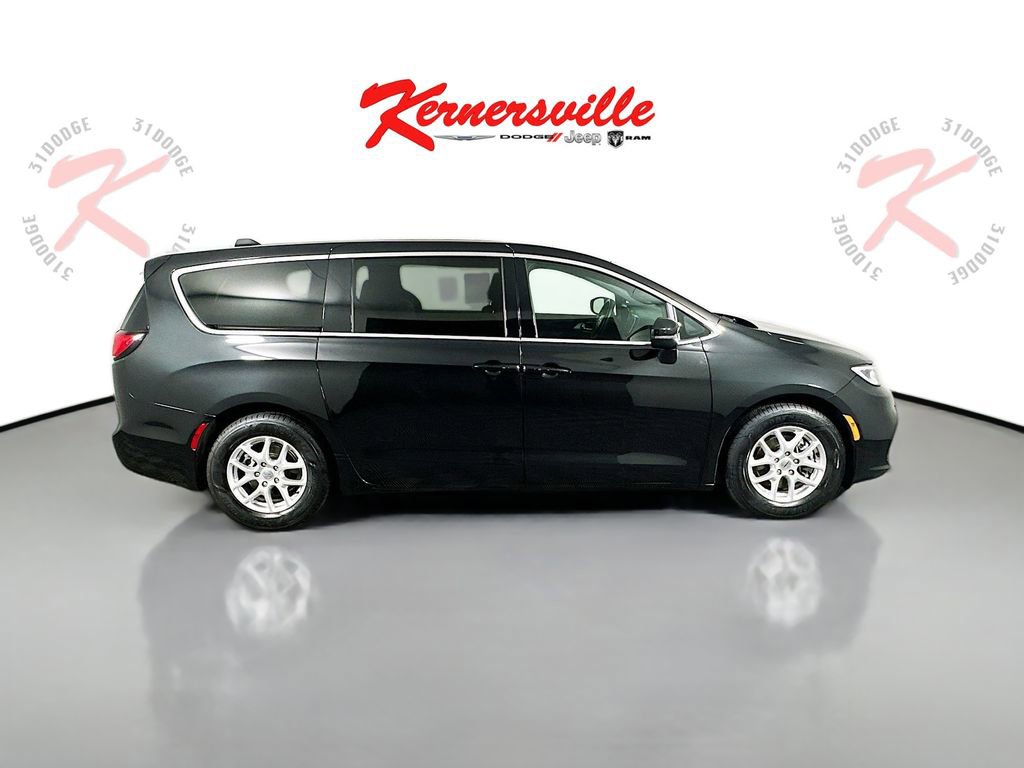 Used 2023 Chrysler Pacifica Touring image 8