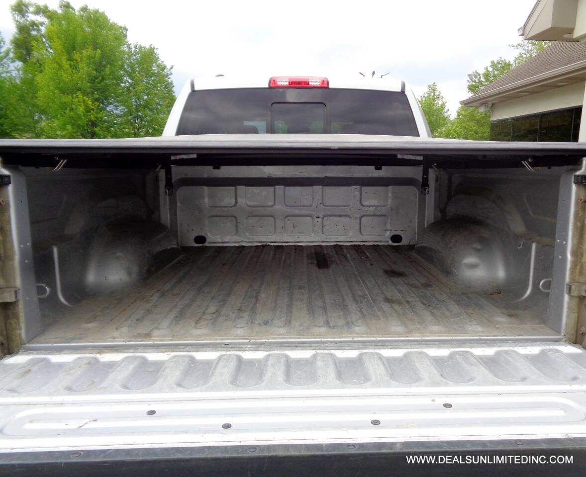 Used 2017 RAM 1500 Classic SLT AWD/4WD image 18