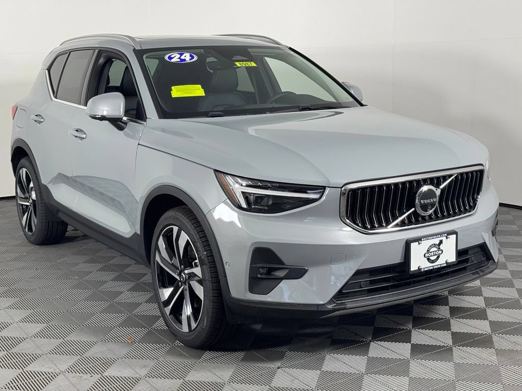 Certified 2024 Volvo XC40 B5 Plus w/ Climate Package AWD/4WD image 3