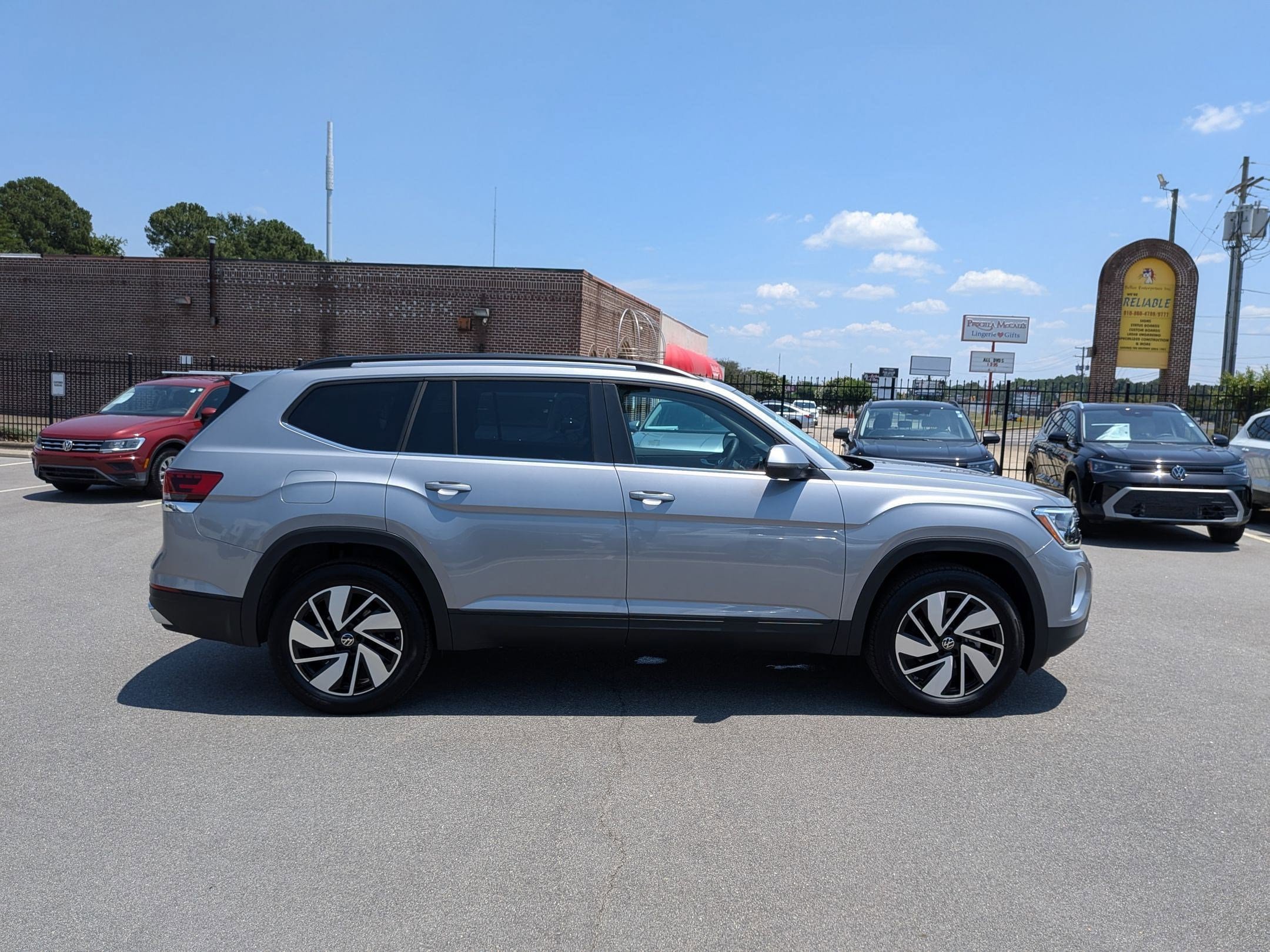 Used 2025 Volkswagen Atlas SE AWD/4WD image 2
