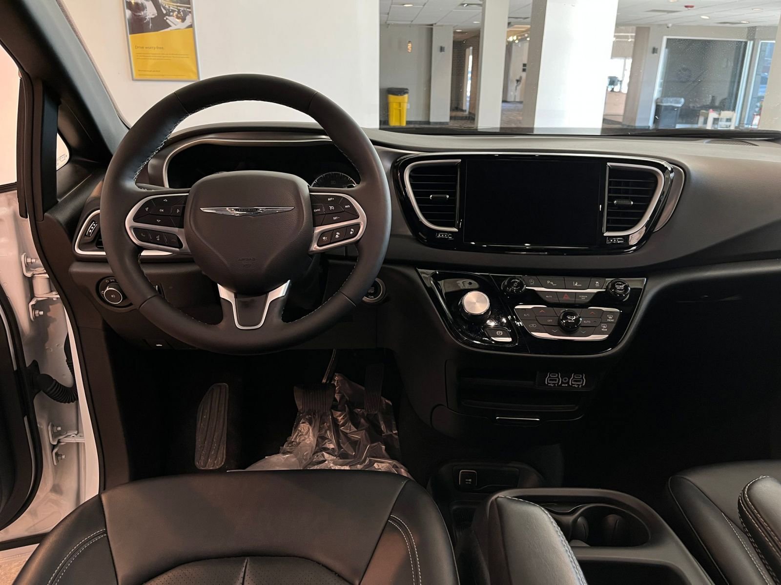 Used 2025 Chrysler Pacifica Select image 35