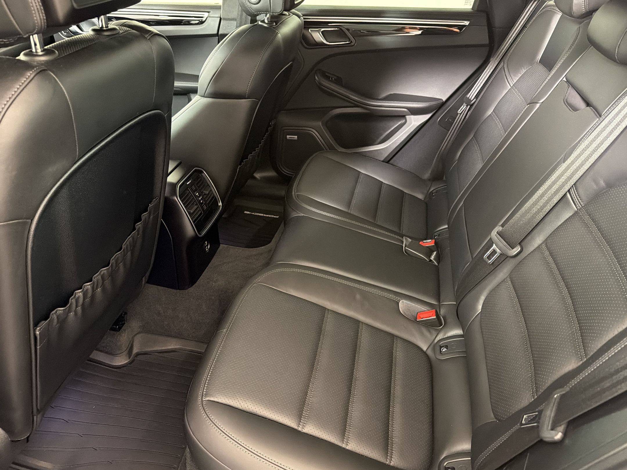 Certified 2020 Porsche Macan Turbo AWD/4WD image 23