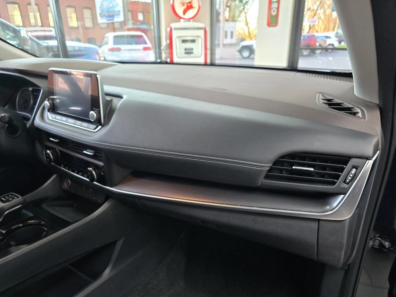 Used 2023 Nissan Rogue SV w/ SV Premium B Package image 33