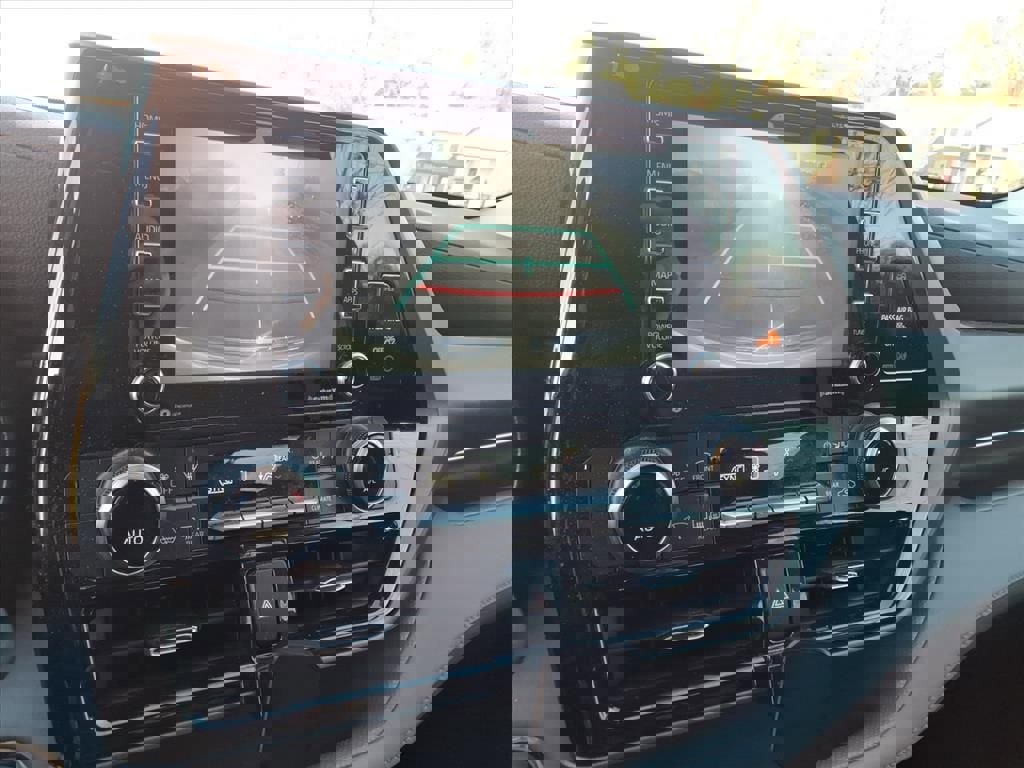 Used 2022 Toyota Highlander L image 11