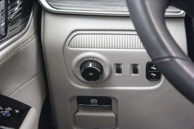 Used 2024 Jeep Wagoneer L Series II RWD image 24