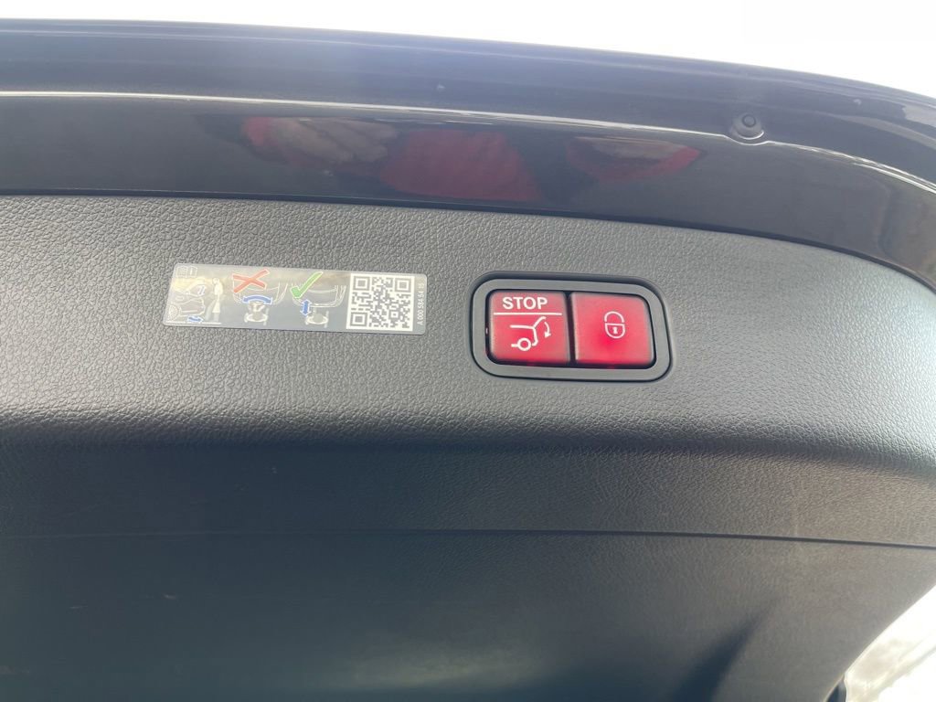 Used 2025 Mercedes-Benz GLC 350e 4MATIC image 25