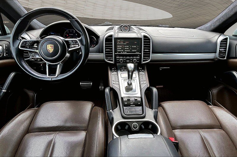 Used 2016 Porsche Cayenne Turbo S AWD/4WD image 13