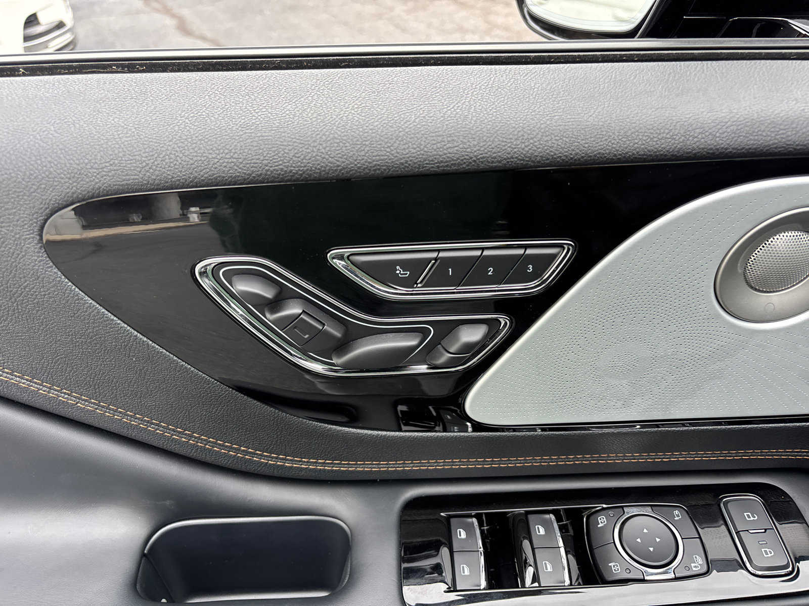 New 2025 Lincoln Aviator Black Label w/ Jet Appearance Package image 12