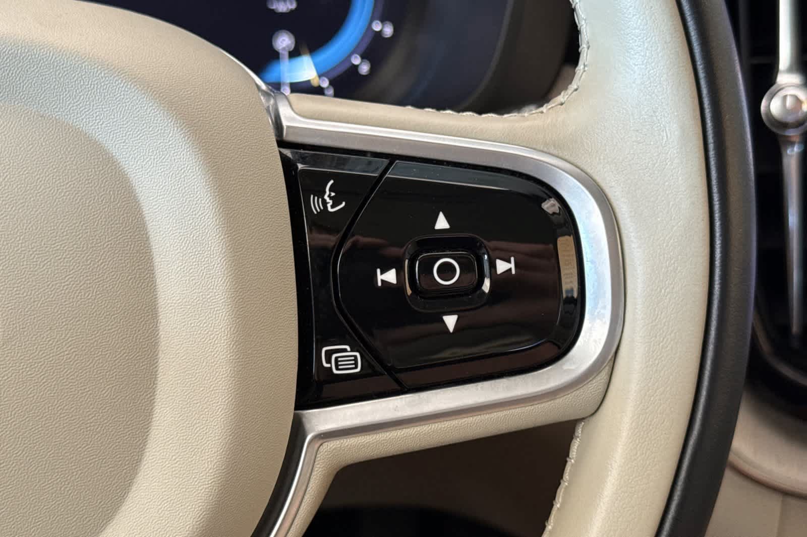 Used 2022 Volvo XC60 B5 Inscription w/ Advanced Package FWD image 28