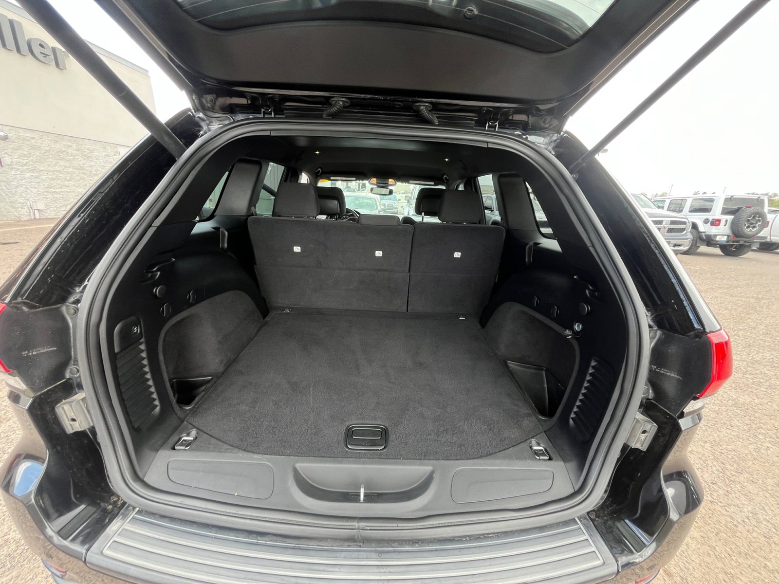 Used 2018 Jeep Grand Cherokee Laredo image 34