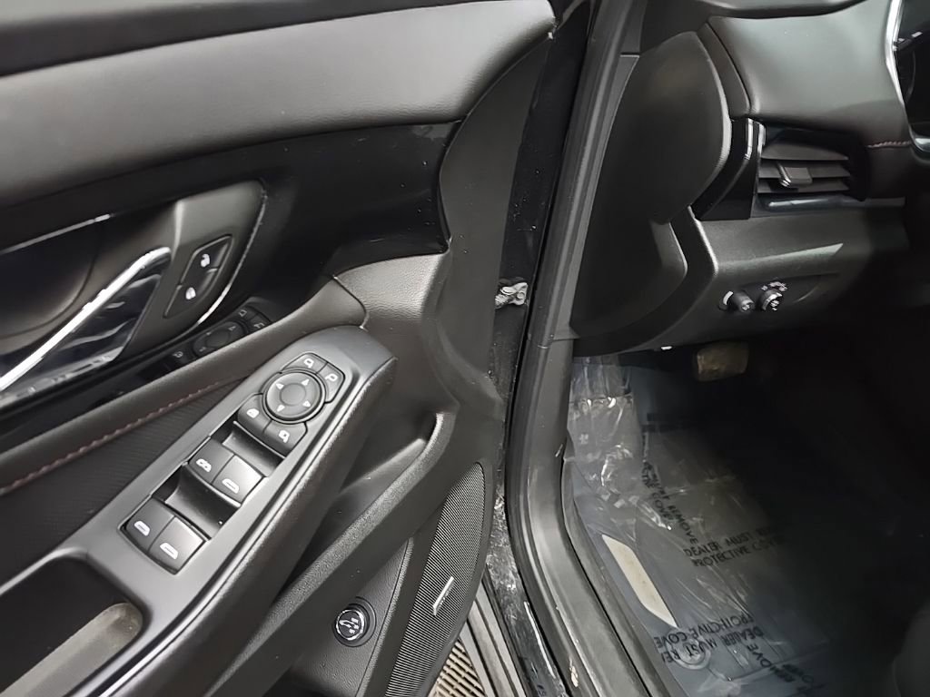 Used 2023 Chevrolet Traverse RS image 27