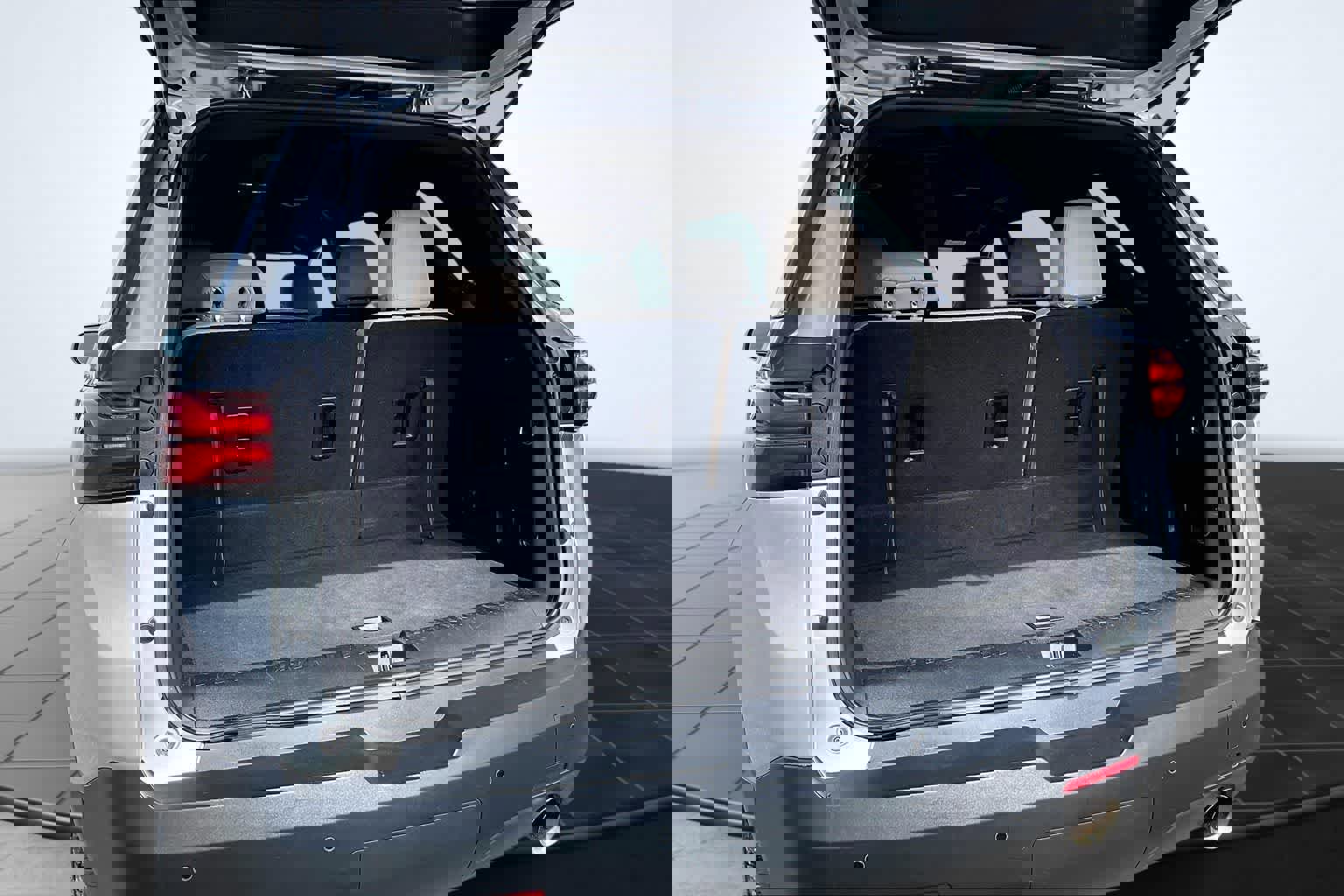 Used 2022 Chevrolet Traverse LS w/ Safety Package AWD/4WD image 19