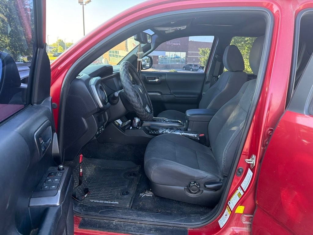 Used 2017 Toyota Tacoma SR5 AWD/4WD image 6