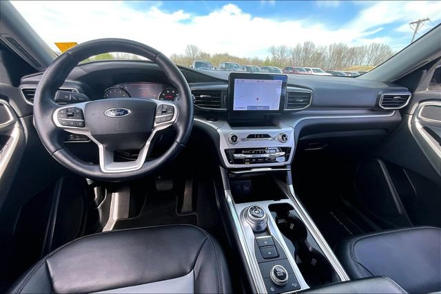 Used 2022 Ford Explorer XLT w/ Equipment Group 202A image 7