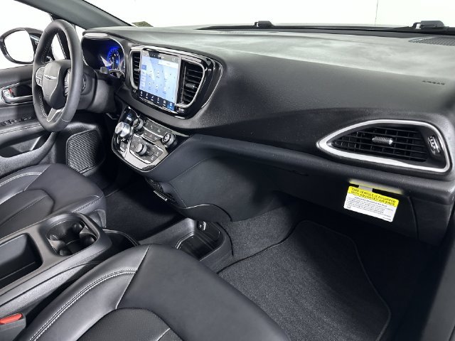 Used 2025 Chrysler Voyager LX FWD image 30