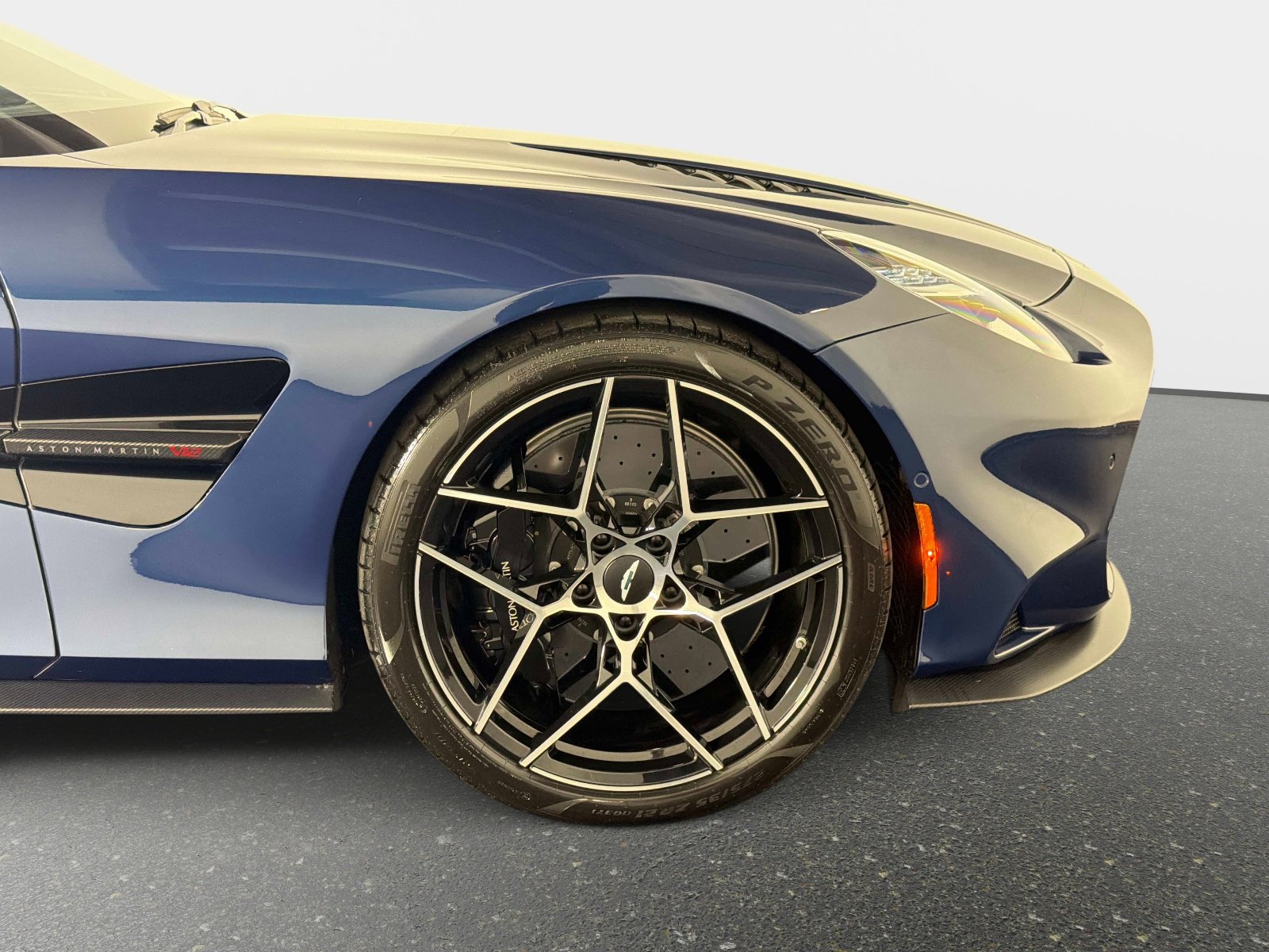 Used 2025 Aston Martin Vanquish image 11