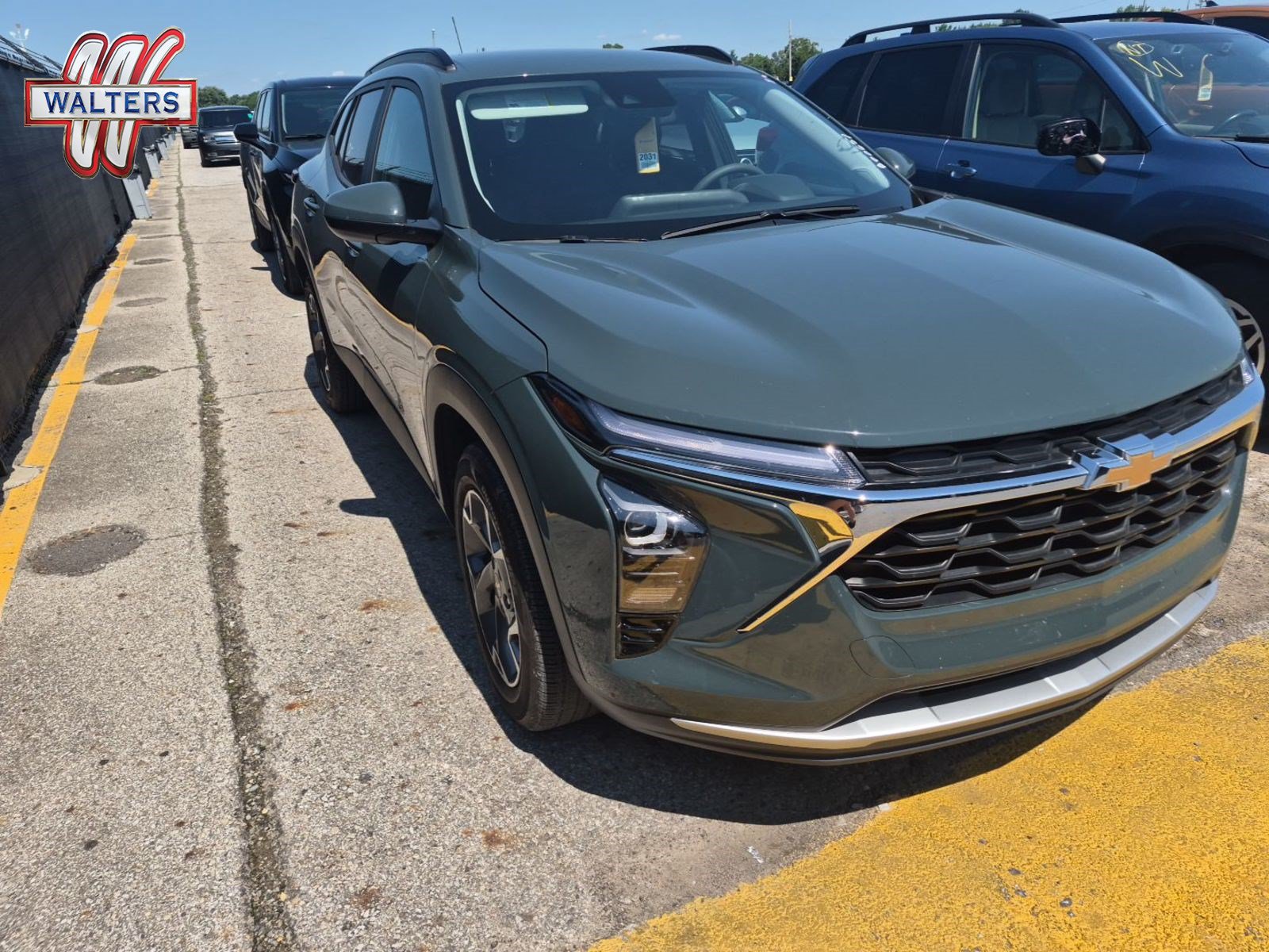 Used 2025 Chevrolet Trax LT FWD image 1